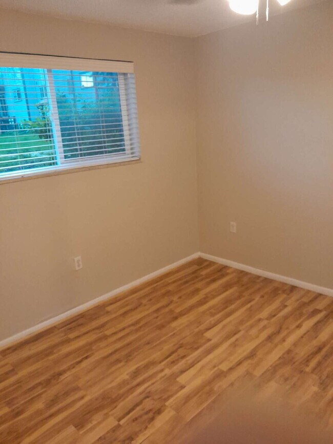 Building Photo - Immediate availability for a 2bd/1ba condo...