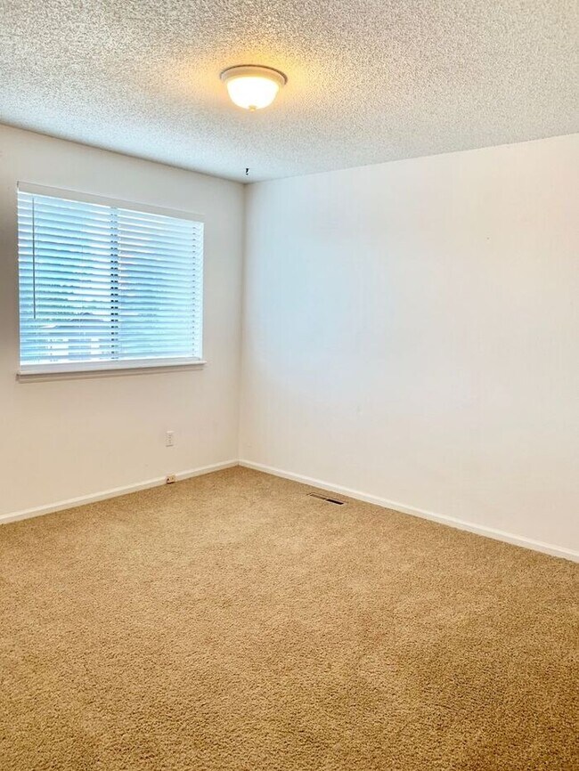 Building Photo - Spacious 2 Bed/1.5 Bath Duplex in West Loveland