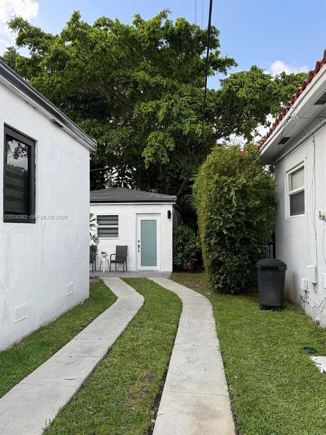 Building Photo - 13 Fonseca Ave