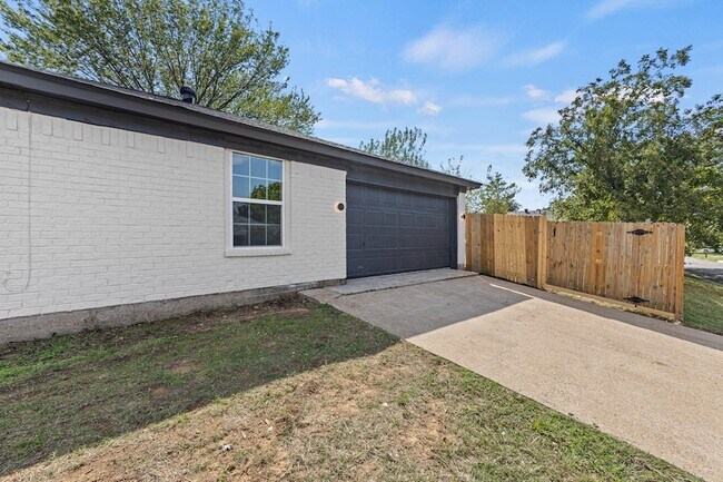 Building Photo - 6000 Cool Springs Dr