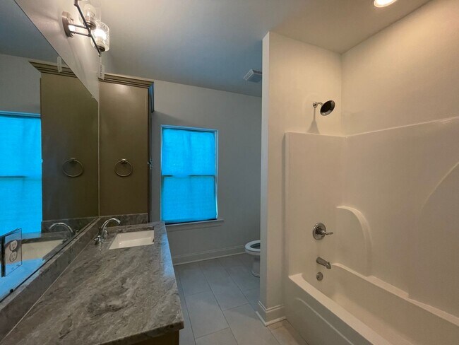 Building Photo - 3 Bedroom Garden Home in Stonelake Village...