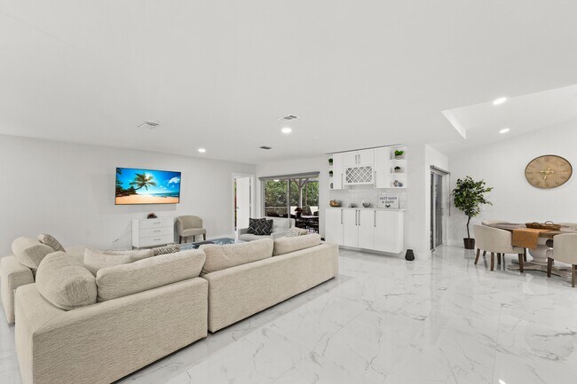 Building Photo - 5136 Beechwood Rd