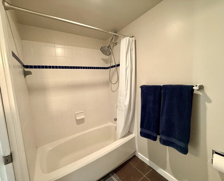 Separate toilet/shower room with linen storage - 1475 Delgany St