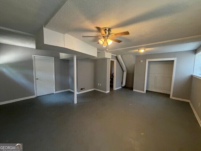 Building Photo - 125 S Meadowcliff Cir
