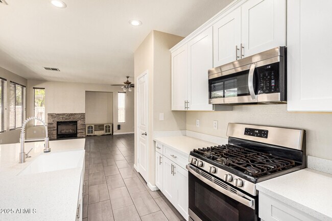 Building Photo - 6804 W Lone Cactus Dr