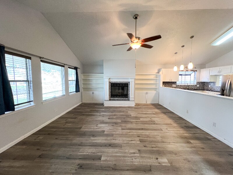 Building Photo - 359 Mercedes Ave