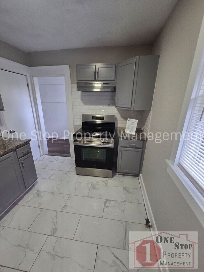 Building Photo - Beautiful 4 Bedroom 2 Bathroom in Kansas City!