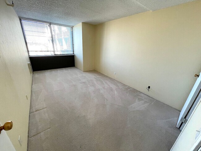 Building Photo - Spacious 2 bed 1.5 bath condo in Oakland's Chinatown. Amazing views. Must see.