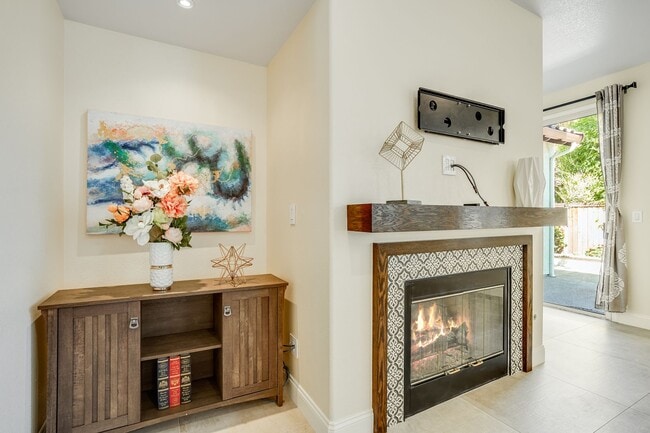 Building Photo - Comfortable and nicely upgraded home for r...