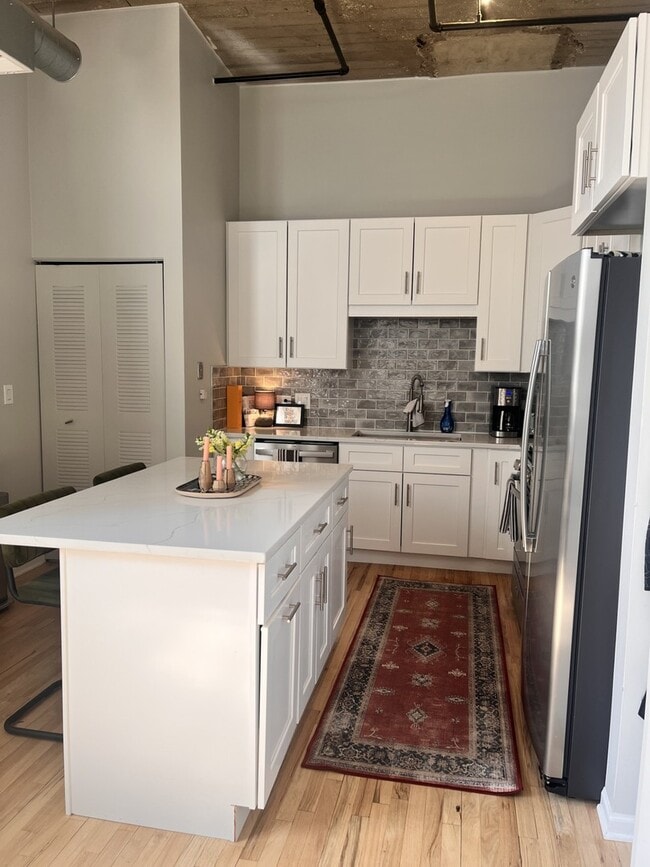 Building Photo - 758 N Larrabee St