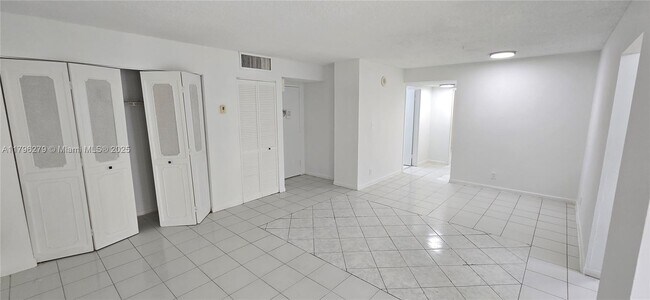 Building Photo - 16919 N Bay Rd