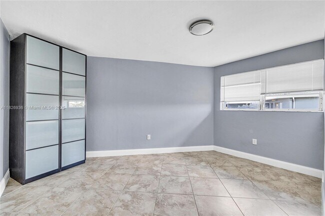 Building Photo - 1715 NE Miami Gardens Dr