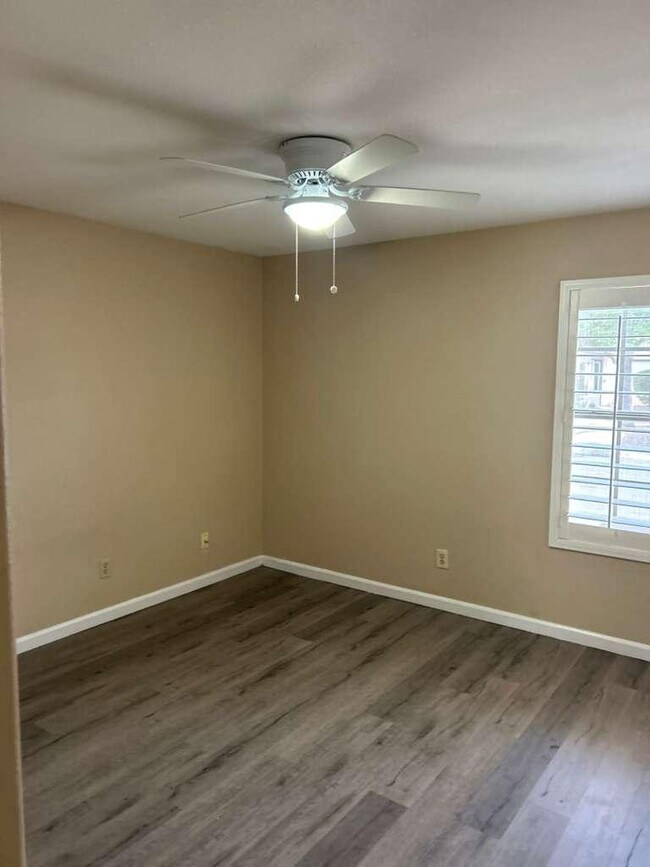 Building Photo - 15822 N 5th Ave