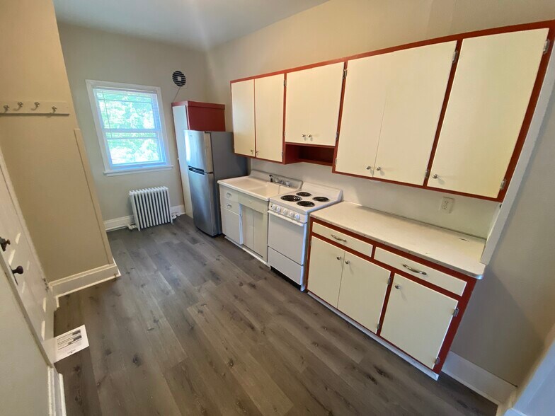 Building Photo - 221 8th St S