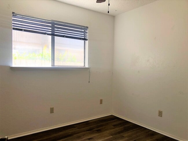 Building Photo - 6503 Hart Ln