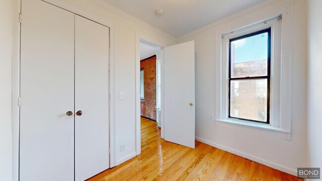 Building Photo - 387 S 4th St