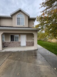 Building Photo - 905 W 350 N