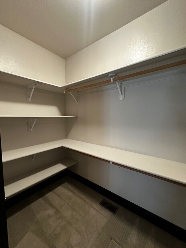 Building Photo - Gorgeous modern 5 bedroom - Minutes from MSU!
