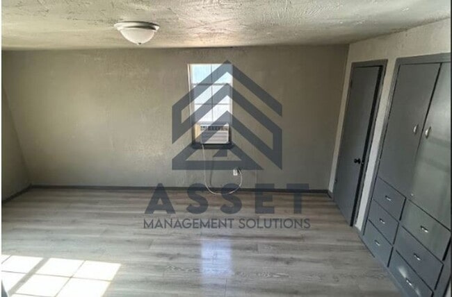 Building Photo - 2 Bedroom Home Available!