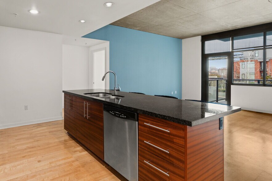 Building Photo - 1830 NW Riverscape St