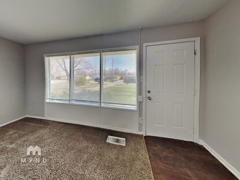 Building Photo - 2620 Eagledale Dr
