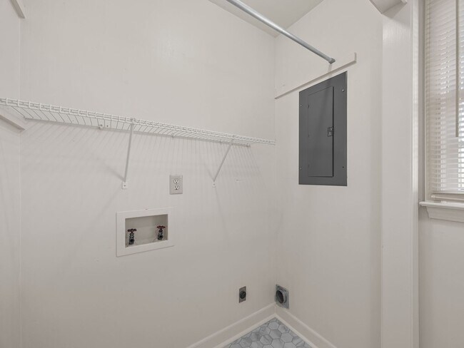 Building Photo - 400A Taylor Rd