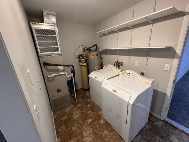 Building Photo - 514 S Pine St