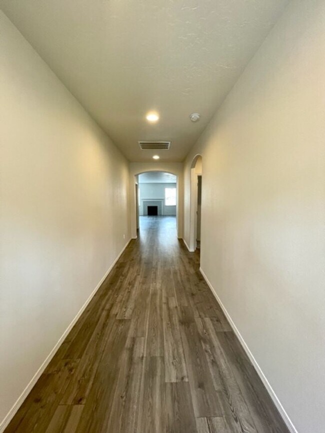 Building Photo - Beautiful like new 3 bedroom Hayden home i...