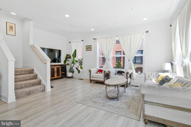 Building Photo - 40 Mural Walk NE