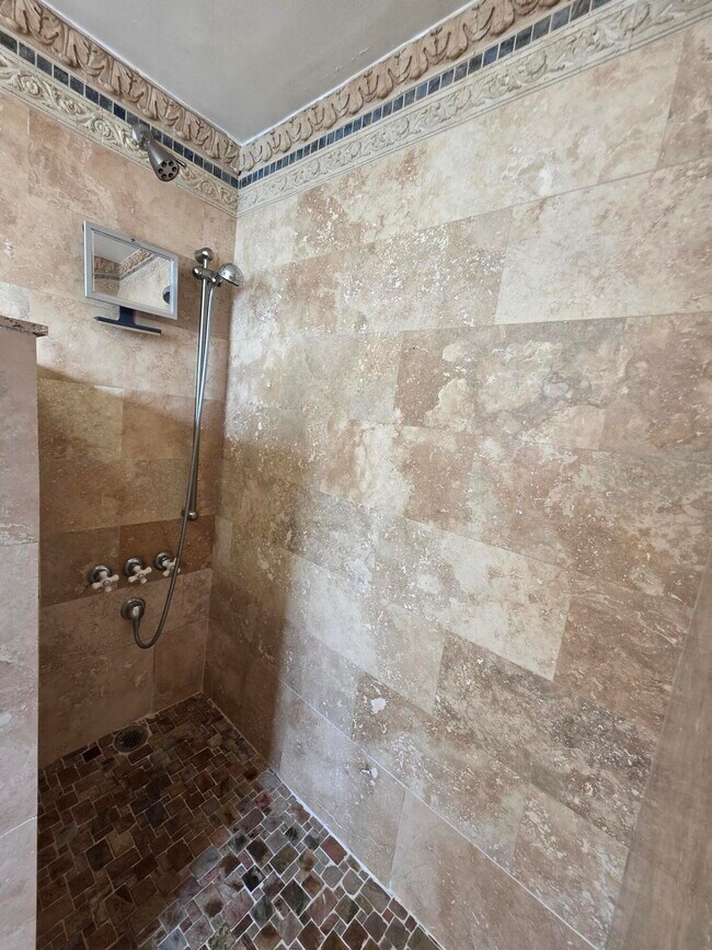 Building Photo - 201 S Lakeside Dr