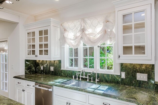 Building Photo - 719 W Poplar Ave