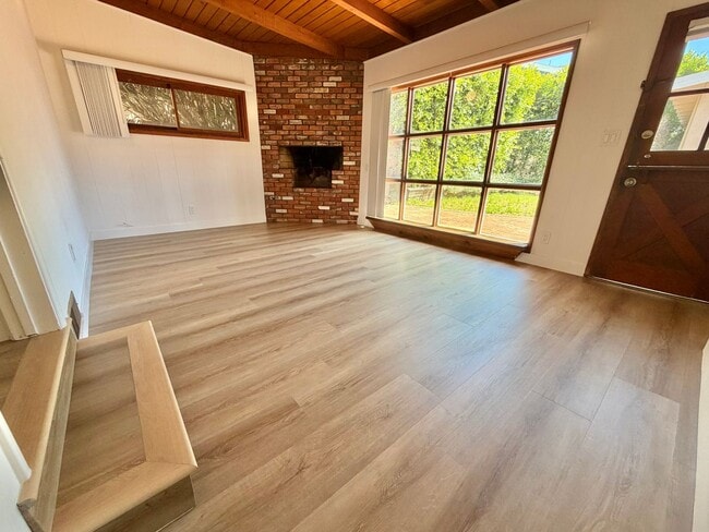 Building Photo - Spacious 3BD Manhattan Beach Home with Brand New Flooring, Large Den & 2-Car Garage