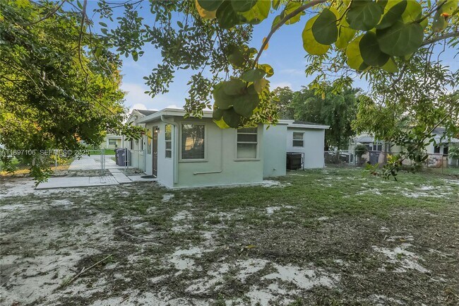 Building Photo - 417 SW 22nd Terrace