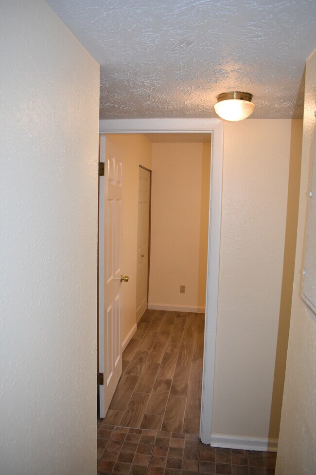 Building Photo - 2526 Red Robin Dr W