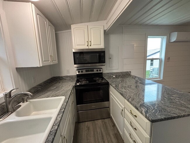 Building Photo - 109 W 14th St