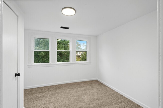 Building Photo - 2416 Sherry Rd