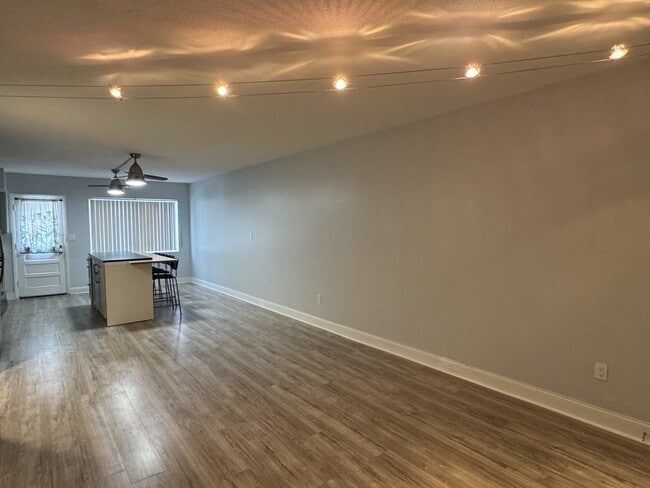 Building Photo - 825 N Primrose Dr