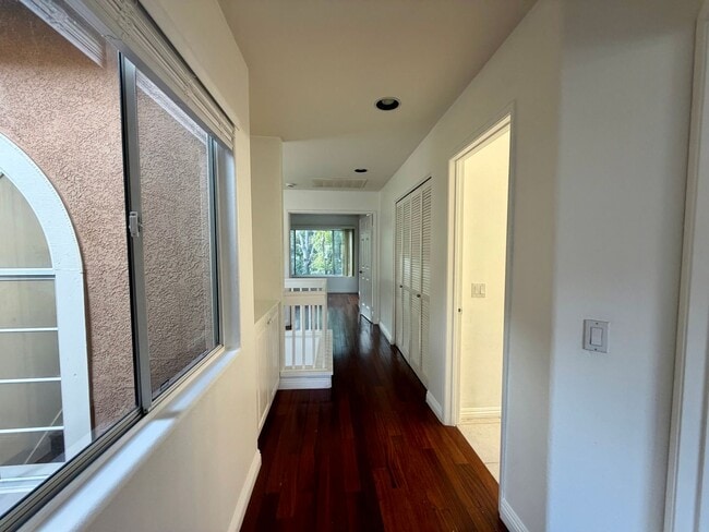 Building Photo - Beautiful 3 bed 2.5 bath home in Oak Park!