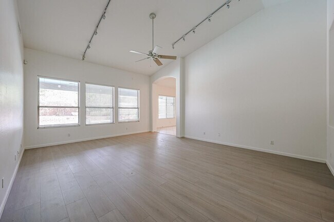 Building Photo - 4536 W Villa Linda Dr