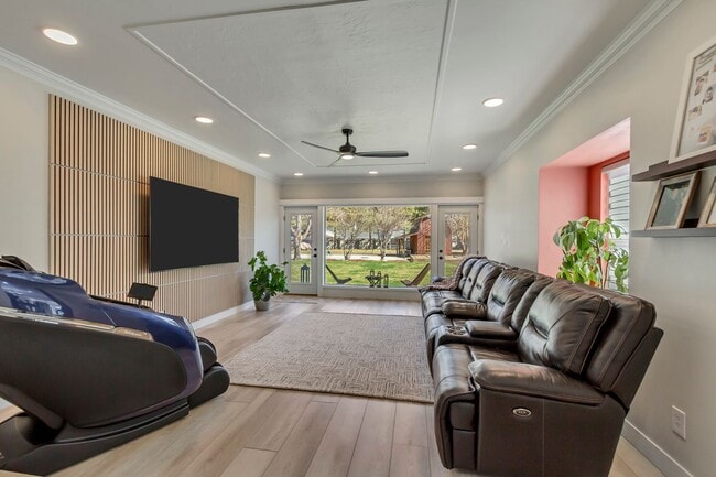 Building Photo - Beautiful 5-Bedroom Home in Sandy!