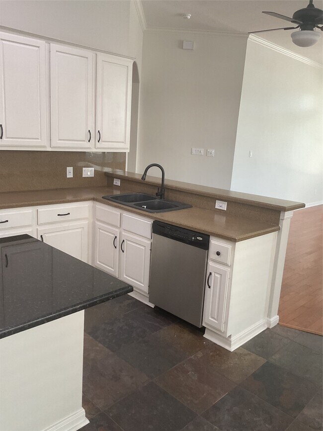 Building Photo - 12110 Shadowpoint Dr
