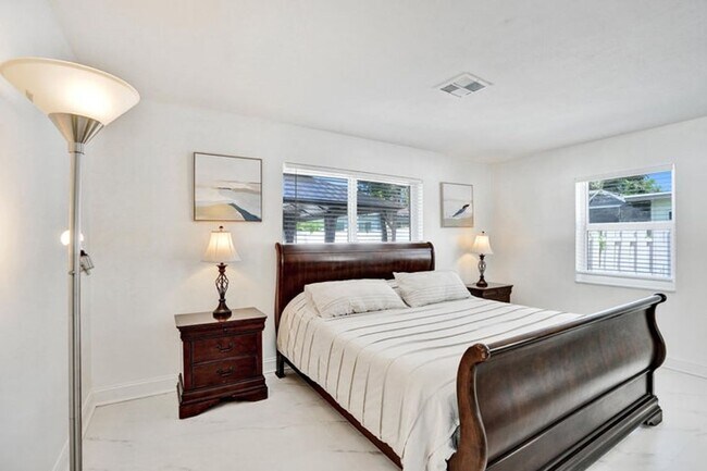 Building Photo - 1633 SE 5th Ct