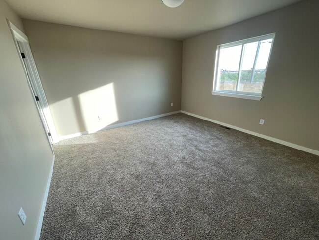 Building Photo - Located in Tieton!