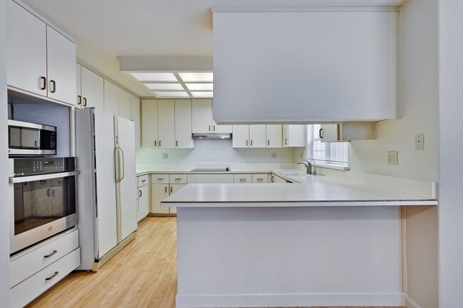 Building Photo - Lovely and spacious 3BR 2.5BA townhouse in...