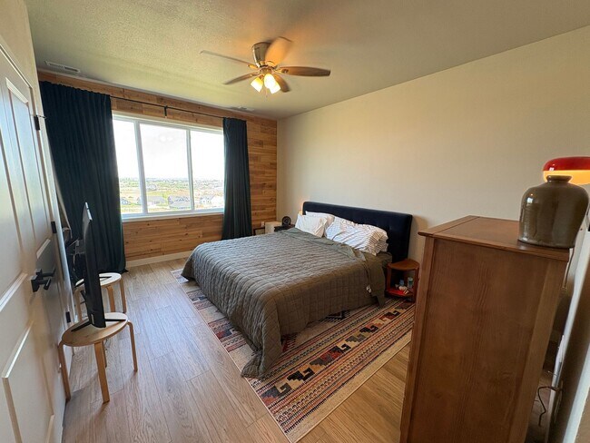 Building Photo - Modern Townhome with STUNNING Views in West MHK
