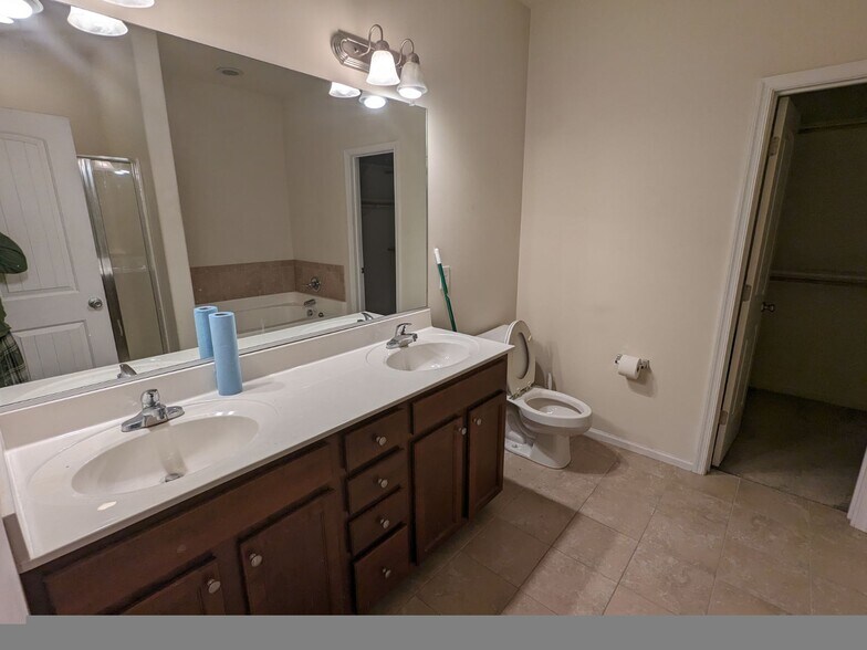 Building Photo - 815 Muth Ln