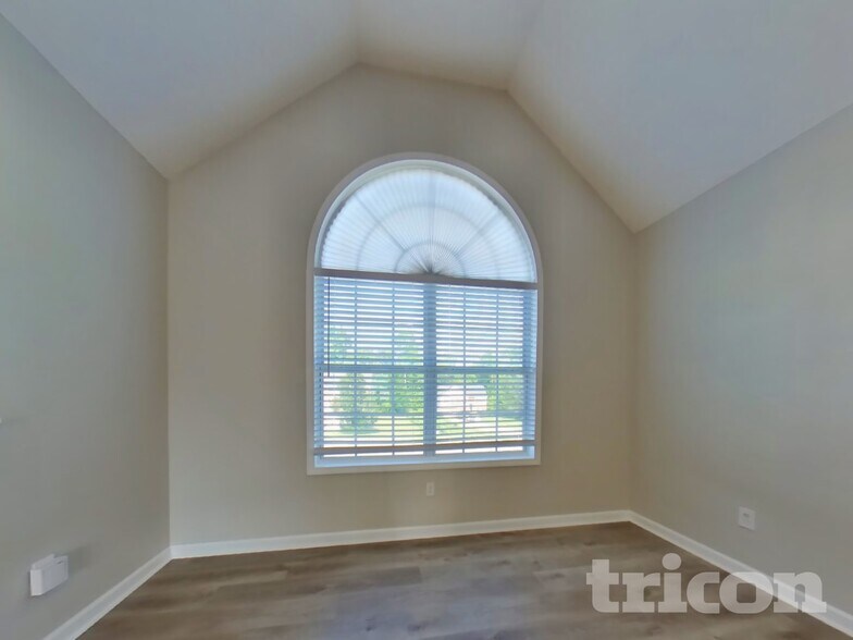 Building Photo - 660 Tipperary Rd