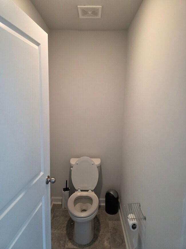 Building Photo - 5 BEDROOMS