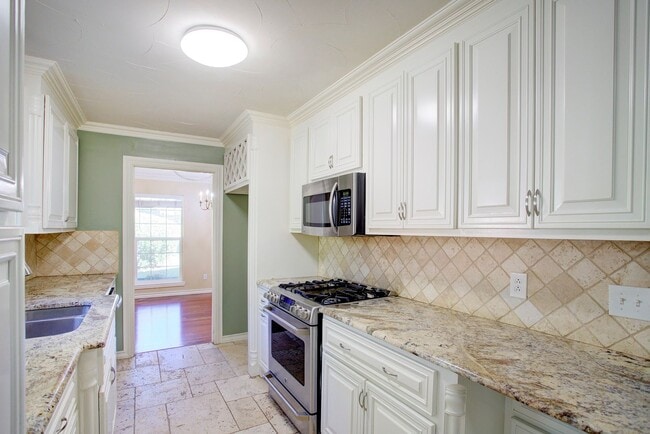 Building Photo - Available August 1st | 4 Bedroom Home with...