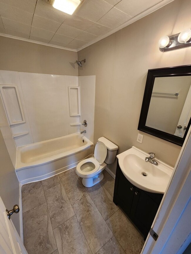 Building Photo - Spacious 3-Bedroom, 2-Bathroom Home AVAILA...